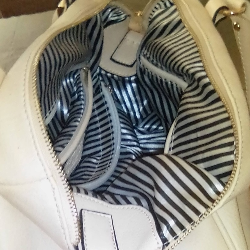 Handbag - Picture 3 of 4